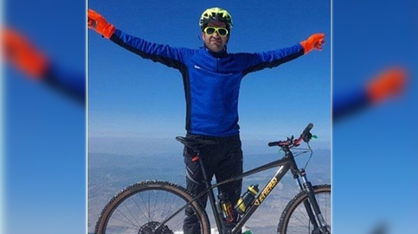 ورزشکار نیشابوری قله آرارات را با دوچرخه فتح کرد
