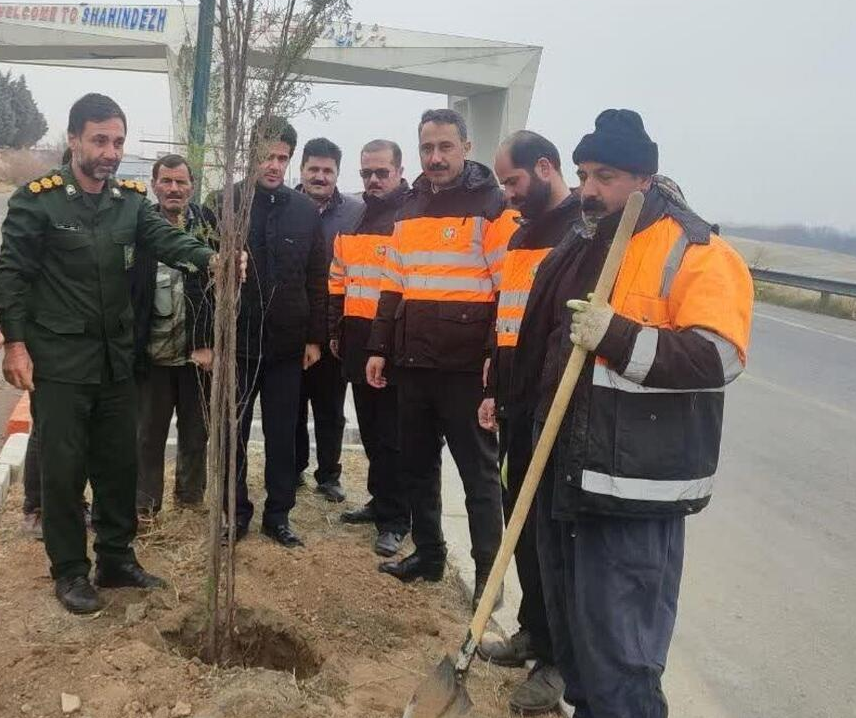 کاشت ۵۰ اصله نهال به نیت شهید سلیمانی در شاهین دژ