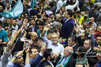 گردهمایی هواداران مسعود پزشکیان در ورزشگاه شهید شیرودی