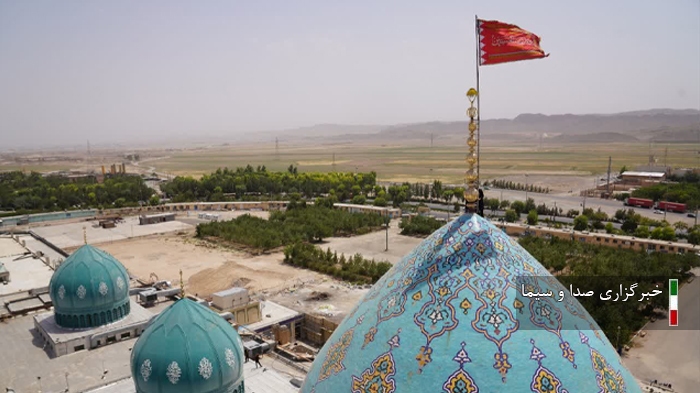 اهتزاز پرچم سرخ انتقام برفراز گنبد فیروزه ای جمکران